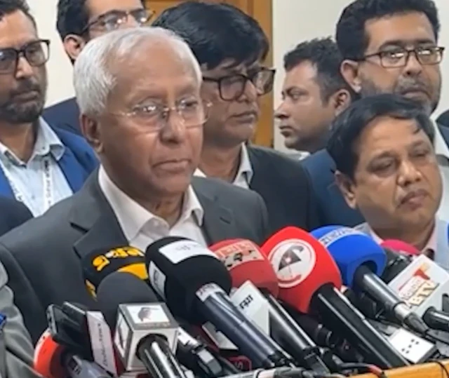 দুপুরে আগারগাঁওয়ে নির্বাচন কমিশন ভবনে ইসি সচিব আখতার আহমেদ