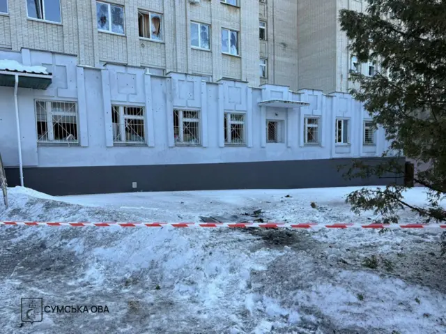 Поврежденное при атаке дронов здание больницы в Сумах