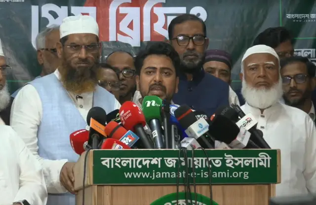 জামায়াতে ইসলামীর দপ্তরে একটি সংবাদ সম্মেলনে এনসিপি নেতা নাহিদ ইসলাম