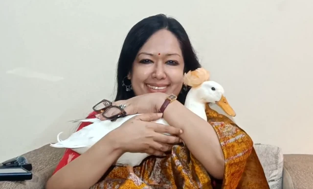 হাঁস কোলে নিয়ে রুমিন ফারহানা