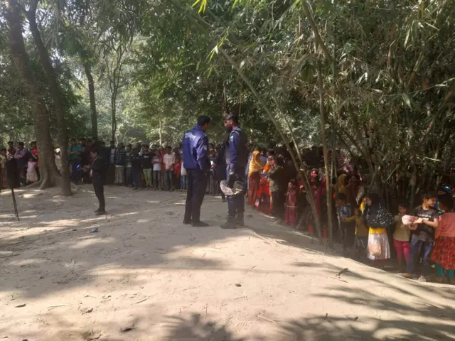 বিস্ফোরণে ক্ষতিগ্রস্ত বাড়িটি দেখতে সাধারণ মানুষের ভিড়