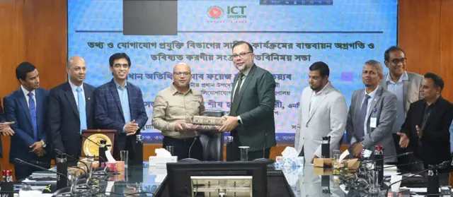 সহকর্মীদের সাথে ফয়েজ আহমদ তৈয়্যব