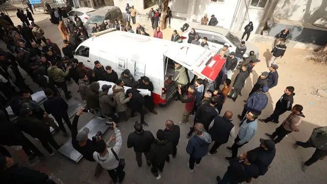Ụgbọala ambulance na-ebupụ ndị nwụrụ