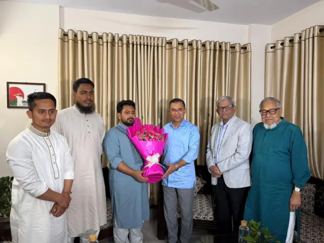 নাহিদ ইসলামের বাসায় গিয়ে তার সঙ্গে দেখা করেছেন বিএনপির চেয়ারম্যান তারেক রহমান।