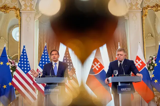 Госсекретарь США Марко Рубио и премьер-министр Словакии Роберт Фицо выступают на совместной пресс-конференции в Братиславе, 15 февраля