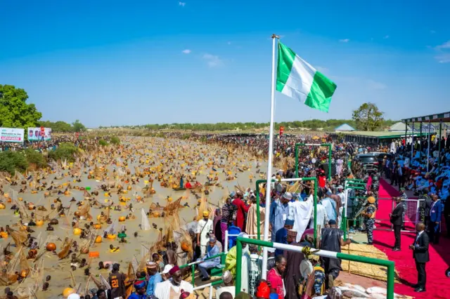 Onyeisiala Naịjirịa bụ Bola Ahmed Tinubu gara n'ebe a na-eme emume a na-akpọ Argungu na Kebbi steeti .