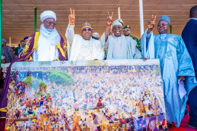 Onyeisiala Naịjirịa bụ Bola Ahmed Tinubu gara n'ebe a na-eme emume a na-akpọ Argungu na Kebbi steeti .