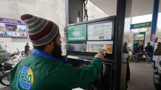 پیٹرول پمپ پر کام کرنے والا شخص