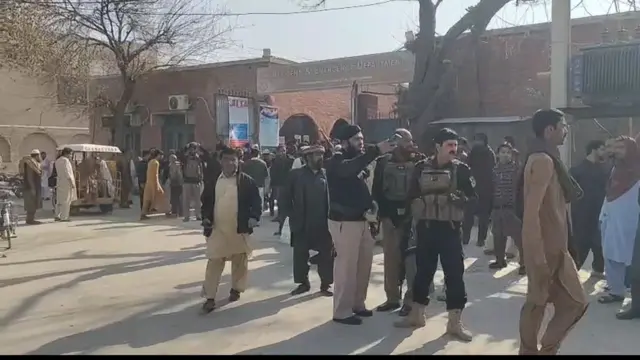 بنوں پولیس سٹیشن کے باہر دھماکے کے بعد کا منظر