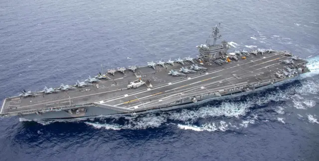 Ubu bwato bufite bureshya na 330m, ni bwo bwa mbere bwagize ubushobozi bwo gukoresha indege z’intambara za ‘F-35C Lightning II fighters’