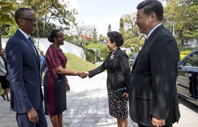 Perezida Xi Jinping n'umugore we ubwo bari mu ruzinduko mu Rwanda mu 2018