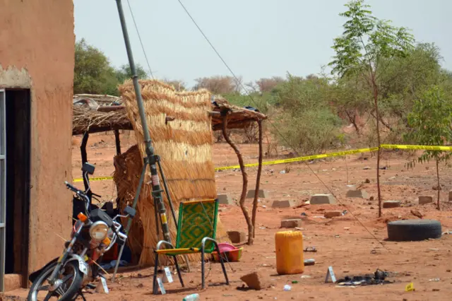 Ebe ndị uweojii na-eme nnyocha mgbe ndị na-eyi ọha egwu mechara mwakpo ma gbụọ ndị mmadụ n'okeala Naíja Steeti ebe esi abanye Niamey