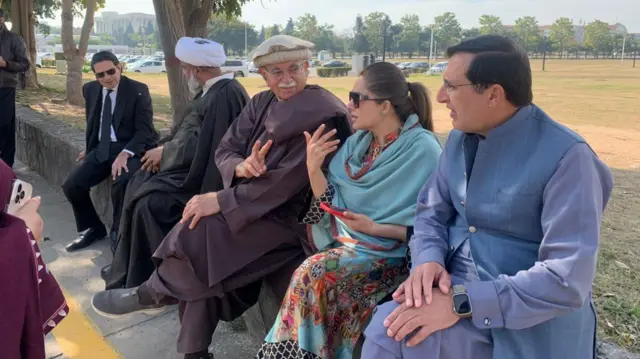 پارلیمنٹ میں تحریک انصاف اور حامی جماعتوں کے اراکین کا احتجاج