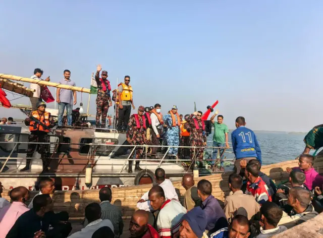 အေအေက ဘင်္ဂလားဒေ့ရှ်ရေလုပ်သား ၇၃ ဦးကို ဘင်္ဂလားဒေ့ရှ်နယ်ခြားစောင့်တပ် (BGB) ကို ဖေဖော်ဝါရီ ၁၆ ရက်က လွှဲပြောင်းပေးနေပုံ