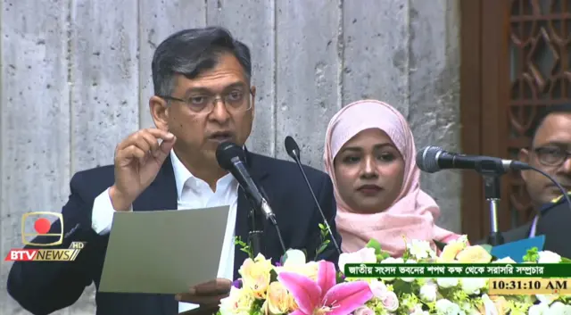 শপথ অনুষ্ঠান শুরুর আগে দলীয় এমপিদের উদ্দেশে কথা বলেন বিএনপির স্থায়ী কমিটির সদস্য সালাহউদ্দিন আহমদ