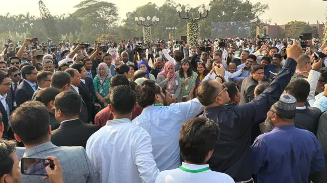 ত্রয়োদশ জাতীয় সংসদের মন্ত্রিসভার শপথগ্রহণ অনুষ্ঠান শুরু হয়েছে।