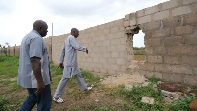 Parents of the abducted students of Bethel Baptist High School attempts to enter the fence of the school after being destroyed by gunmen who abducted 140 students from a boarding school in the Chikun Local Government Area of Kaduna state, northwest Nigeria on July 14, 2021.