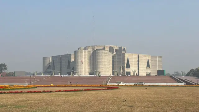 আজ সকালে জাতীয় সংসদ ভবন
