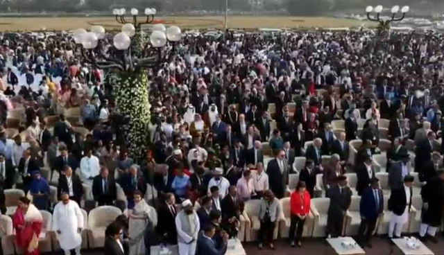 খোলা আকাশের নীচে মন্ত্রিসভার শপথগ্রহণ অনুষ্ঠান