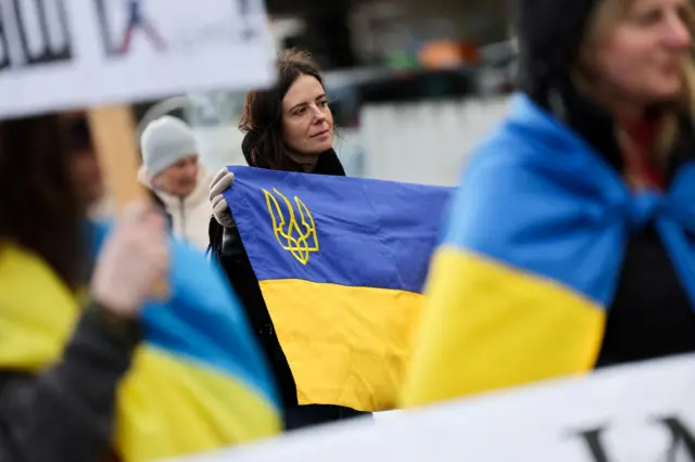 женщина с флагом Украины