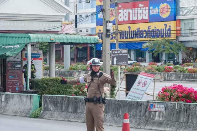 အမေရိကန်အမျိုးသား သေဆုံးခဲ့တဲ့ ဘန်မော့ နယ်မြေရဲစခန်းအနီးမှာ ကျောင်းဆင်းချိန် လမ်းရှင်းနေတဲ့ ထိုင်းရဲတပ်ဖွဲ့ဝင်တစ်ဦး