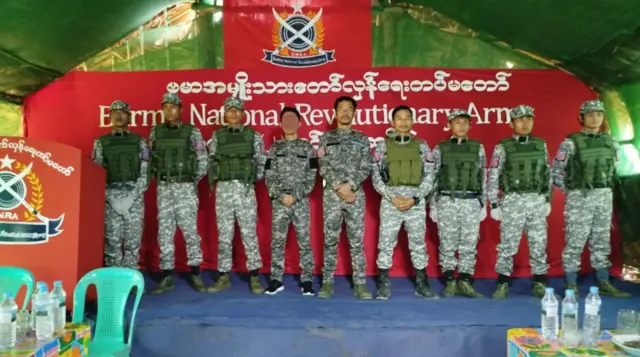 ဗိုလ်နဂါးနဲ့ BNRA တပ်ဖွဲ့ဝင်တွေ (ပုံဟောင်း)