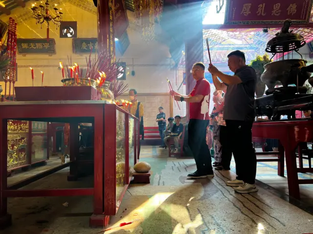 ၂၀၂၆ တရုတ်နှစ်သစ်ကူး နှစ်ဆန်းတစ်ရက်နေ့၊ ဖေဖော်ဝါရီလ ၁၇ ရက်နေ့ မနက်ခင်းအစောပိုင်း ဝတ်ပြုနေကြသူတွေ