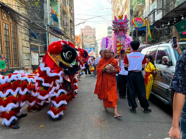 တရုတ် နှစ်သစ်ကူး နှစ်ဆန်း ၁ ရက်နေ့ ရန်ကုန်မြို့က တရုတ်တန်းရဲ့မနက်ခင်း မြင်ကွင်း