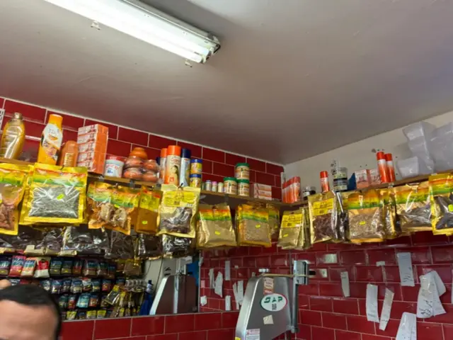 Umucuruzi w’inyama mu mujyi wa Southwark yacuruzaga ibintu bitemewe byo ktukuza uruhu, bigaragara hano hejuru