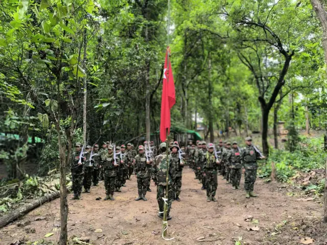 တမူးခရိုင် အမှတ် ၁ တပ်ရင်း တပ်ဖွဲ့ဝင်တွေ(ပုံဟောင်း)