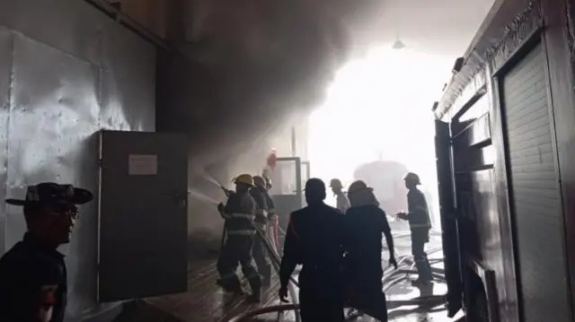 မီးလောင်နေတဲ့ ရန်ကုန်တိုင်း၊ ရွှေပြည်သာမြို့နယ်၊ ဝါးတရာစက်မှုဇုန်က အထည်ချုပ်စက်ရုံ