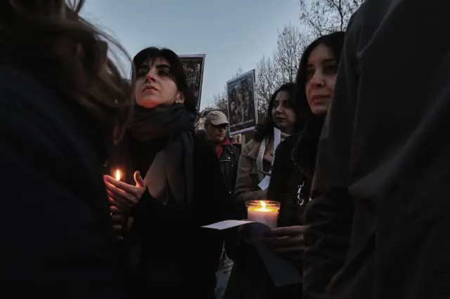 مراسم یادبود کشتهشدگان اعتراضات در پاریس