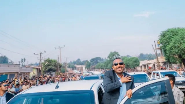 MM abiy Ahimad yeroo godinaalee Qeellama Wallaggaa fi Lixa Wallaggaa daawwatanitti uummanni bahee yeroo simatetti