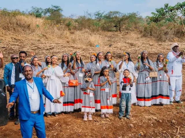 MM abiy Ahimad yeroo godinaalee Qeellama Wallaggaa fi Lixa Wallaggaa daawwatanitti uummanni bahee yeroo simatetti