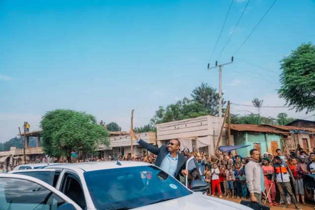 MM abiy Ahimad yeroo godinaalee Qeellama Wallaggaa fi Lixa Wallaggaa daawwatanitti uummanni bahee yeroo simatetti