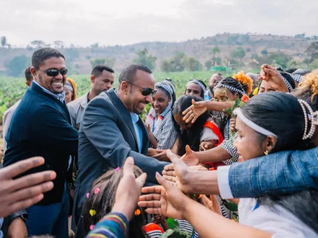 MM abiy Ahimad yeroo godinaalee Qeellama Wallaggaa fi Lixa Wallaggaa daawwatanitti uummanni bahee yeroo simatetti