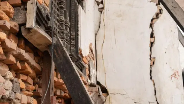 বাংলাদেশে গত নভেম্বরে পাঁচের বেশি মাত্রার ভূমিকম্পের পর অনেক ভবনে ফাটলের তথ্য জানা যায় (প্রতীকী ছবি)