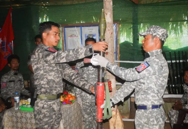 ဗိုလ်နဂါး (ဘယ်) နဲ့ BNRA တပ်ဖွဲ့ဝင်တွေ