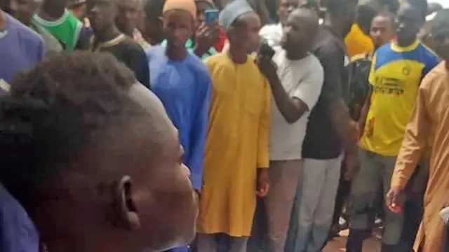 Ọtụtụ ndị na-eru uju bịara ọlili ozu ndị ọrụ na-egwupụta ihe nwụrụ mgbe ihe mberede ahụ mere