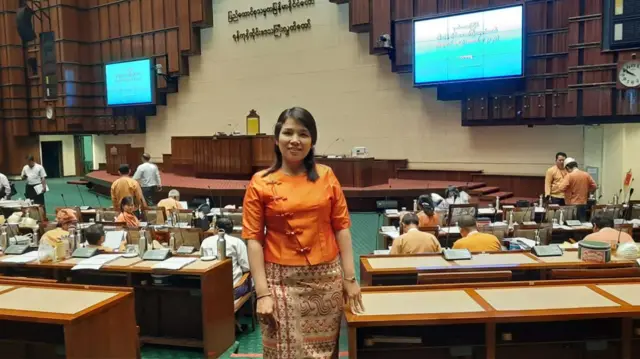 NLD ပါတီဝင် ဒေါ်ကြည်ပြာဟာ ၂၀၂၅ - ၂၀၂၀ လွှတ်တော်သက်တမ်းမှာ ရန်ကုန်တိုင်းလွှတ်တော်ကိုယ်စားလှယ်အဖြစ် တာဝန်ထမ်းယူခဲ့သူဖြစ်ပါတယ်