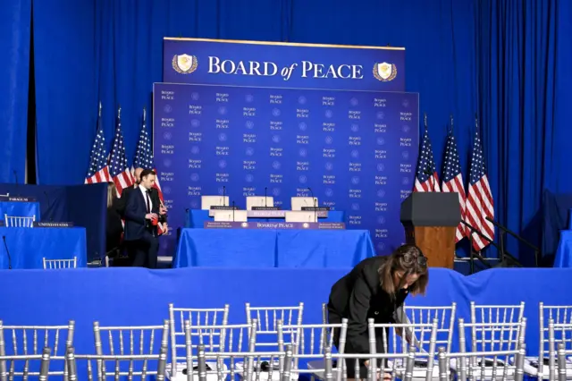 تجري الاستعدادات النهائية لاجتماع مجلس السلام في معهد دونالد جيه ترامب للسلام في واشنطن، الولايات المتحدة الأمريكية، في 19 فبراير 2026.