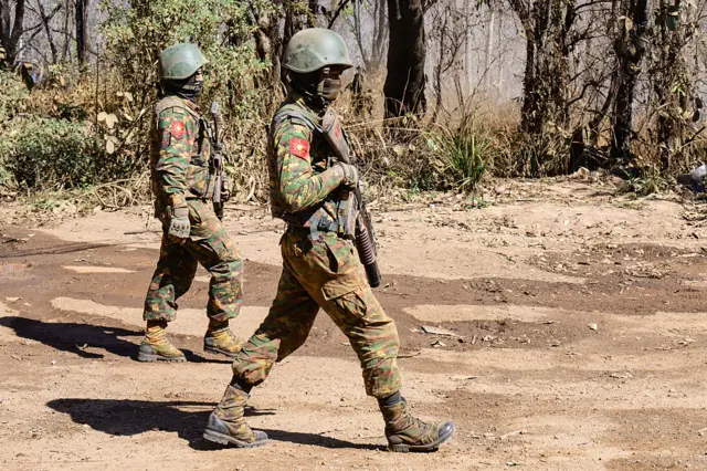 စစ်က်ောမရှင်တပ်တွေ (ပုံဟောင်း)