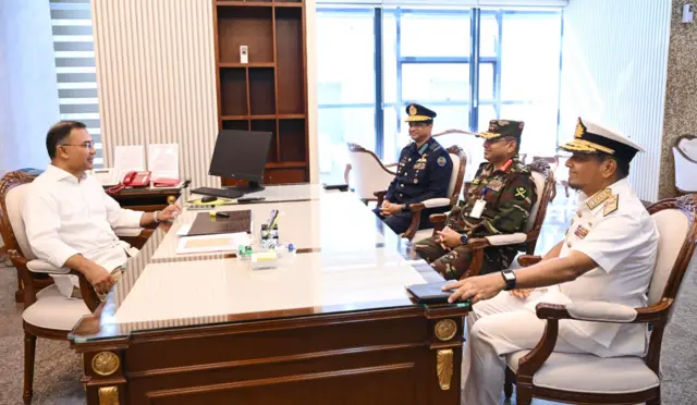 প্রধানমন্ত্রীর সঙ্গে দেখা করলেন তিন বাহিনী প্রধান