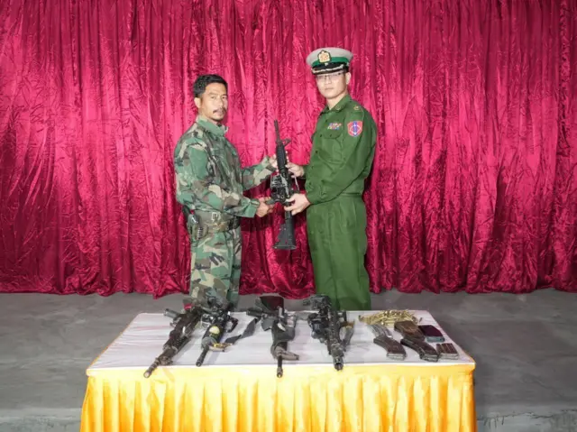 ဖေဖော်ဝါရီ ၁၈ ရက်မှာ စစ်တပ်ထုတ်ပြန်တဲ့ ဗိုလ်နဂါးက လက်နက်အပ်နှံနေတဲ့ပုံ