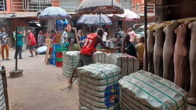 Nwoke na-agbape ụlọahịa ya na-akpọsa ngwaahịa.