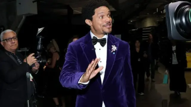 Onye na-eme ihe ịkpa ọchị na mba Saụt Afrịka nọ na-ahazi emume ihe nrite ugwu maka ndị oti egwu