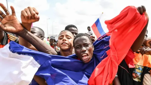 Cheta na mgbe Joe Biden nọ n'ọchịchị ka ọ kwụsịrị mmekọrịta na enyemaka nchekwa mba Amerịka na-enye mba Mali, Niger na Burkina Faso kemgbe ndịagha weghaara ọchịchị n'ike mba atọ a.