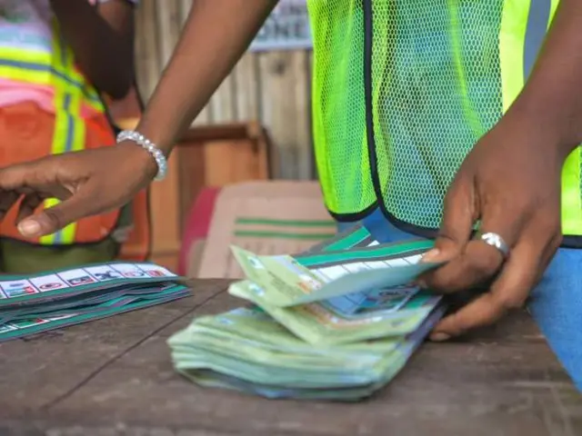 Onye ọrụ Inec na-ele ngwaọrụ ntuliaka n'afọ 2023
