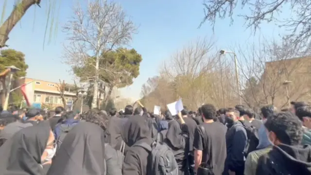 تجمع دانشجویی در دانشگاه علم و صنعت