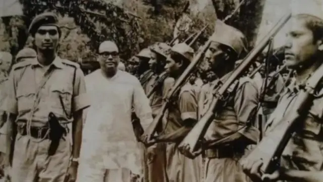 মুজিবনগর সরকার শপথ গ্রহণের পর অস্থায়ী রাষ্ট্রপতি সৈয়দ নজরুল ইসলামকে গার্ড অব অনার দেওয়া হয়, ফাইল ছবি